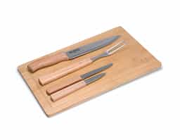 Kit churrasco, contendo: 5 peças
Tábua
Garfo trinchante
Faca para carne 
Faca para churrasco
Faca para vegetais
Obs.:Os componentes de madeira e bambu poderão apresentar tonalidades diferente.