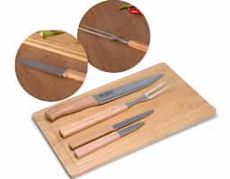 Kit churrasco, contendo: 5 peças
Tábua
Garfo trinchante
Faca para carne 
Faca para churrasco
Faca para vegetais
Obs.:Os componentes de madeira e bambu poderão apresentar tonalidades diferente.
