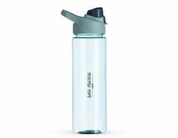 Squeeze plástico 700ml com alça para transporte, possui tampa principal rosqueável e tampa de proteção plástica com trava para o bocal.