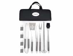 Kit Churrasco 17 Peças em estojo de nylon com alça. Contém: pegador, garfo, espátula, faca, pincel, 4 espetos e 8 garfos pequenos para petiscos. Utensílios de inox com proteções plásticas e parte interna com velcro para fixação das peças, acompanha plaquinha metálica para personalização.