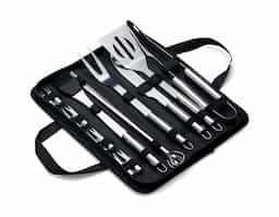 Kit Churrasco 17 Peças em estojo de nylon com alça. Contém: pegador, garfo, espátula, faca, pincel, 4 espetos e 8 garfos pequenos para petiscos. Utensílios de inox com proteções plásticas e parte interna com velcro para fixação das peças, acompanha plaquinha metálica para personalização.