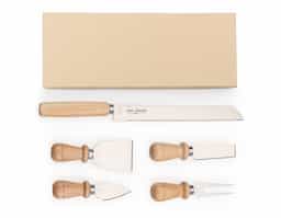 Kit queijo com cinco peças em estojo de papelão. Contém os talheres: faca de serra, faca com ponta, espátula, garfo e faca reta.Parte interna com suporte plástico aveludado com encaixe nas formas dos talheres.