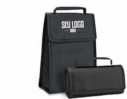 Bolsa térmica dobrável em non-woven (80 g/m²) com fecho em velcro e com capacidade até 3 L. Food grade. Bolsa fornecida desdobrada. Dobrada: 170 x 95 x 40 mm | Aberta: 170 x 265 x 110 mm