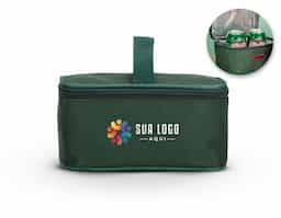 Bolsa térmica compacta confeccionada em nylon, desenvolvida para uso prático em rotinas leves e deslocamentos rápidos. Possui capacidade de 3 litros, ideal para transportar pequenas porções de alimentos ou bebidas, mantendo a organização e a funcionalidade no dia a dia. Acompanha plaquinha metálica aplicada ao design, agregando acabamento diferenciado e possibilitando personalização discreta e durável. Seu formato simples e versátil favorece o uso recorrente, tornando-se um brinde corporativo de fácil aceitação, associado a utilidade real, praticidade e boa exposição de marca.