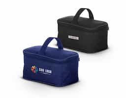 Bolsa térmica compacta confeccionada em nylon, desenvolvida para uso prático em rotinas leves e deslocamentos rápidos. Possui capacidade de 3 litros, ideal para transportar pequenas porções de alimentos ou bebidas, mantendo a organização e a funcionalidade no dia a dia. Acompanha plaquinha metálica aplicada ao design, agregando acabamento diferenciado e possibilitando personalização discreta e durável. Seu formato simples e versátil favorece o uso recorrente, tornando-se um brinde corporativo de fácil aceitação, associado a utilidade real, praticidade e boa exposição de marca.