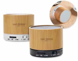 Caixa de som multimídia com Bluetooth e rádio FM. Material plástico com acabamento em bambu, possui a parte inferior com detalhes em relevo de algumas funções: botão Off/On; entrada para cartão MicroSD. Parte inferior com detalhe emborrachado anti-deslizante, acompanha cabo USB