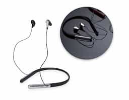 Fone de ouvido bluetooth com haste para pescoço. Possui microfone para atendimento de chamadas telefônicas, botões liga/desliga, + e – na haste, acompanha USB.