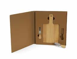 Kit queijo 3 peças em estojo kraft, contém: Tábua de bambu retangular, faca reta, e garfo. Tábua com orifício para encaixe.