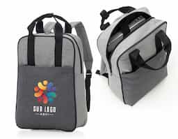 Mochila p/ Notebook em tecido poliéster parte externa
Bolsos frontal com ziper;
Alça de mão e ombro.
Parte interna:
Compartimento para notebook.
Tamanho total do Notebook - 17