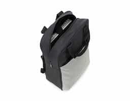 Mochila p/ Notebook em tecido poliéster parte externa
Bolsos frontal com ziper;
Alça de mão e ombro.
Parte interna:
Compartimento para notebook.
Tamanho total do Notebook - 17