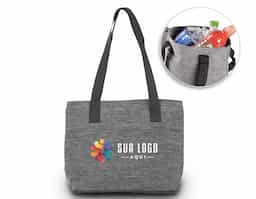 Bolsa térmica confeccionada em poliéster 300D com capacidade de 7,7 litros, ideal para transportar alimentos e bebidas com praticidade. Possui interior costurado, bolso frontal para itens de fácil acesso e alça de mão que facilita o transporte. Conta ainda com área frontal indicada para personalização, tornando-se um brinde corporativo funcional e versátil.