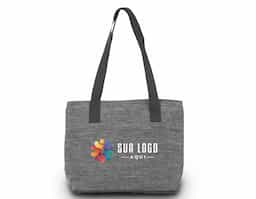 Bolsa térmica confeccionada em poliéster 300D com capacidade de 7,7 litros, ideal para transportar alimentos e bebidas com praticidade. Possui interior costurado, bolso frontal para itens de fácil acesso e alça de mão que facilita o transporte. Conta ainda com área frontal indicada para personalização, tornando-se um brinde corporativo funcional e versátil.