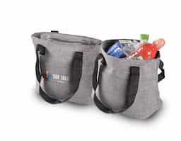 Bolsa térmica confeccionada em poliéster 300D com capacidade de 7,7 litros, ideal para transportar alimentos e bebidas com praticidade. Possui interior costurado, bolso frontal para itens de fácil acesso e alça de mão que facilita o transporte. Conta ainda com área frontal indicada para personalização, tornando-se um brinde corporativo funcional e versátil.