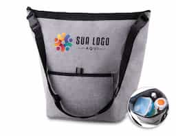 Bolsa térmica com capacidade para até 10 litros, confeccionada em tecido poliéster 300D de alta resistência. Estrutura interna com compartimento térmico soldado. Conta com bolso frontal funcional para armazenamento de itens adicionais e alça de ombro com ajuste de comprimento.

