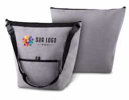 Bolsa térmica com capacidade para até 10 litros, confeccionada em tecido poliéster 300D de alta resistência. Estrutura interna com compartimento térmico soldado. Conta com bolso frontal funcional para armazenamento de itens adicionais e alça de ombro com ajuste de comprimento.

