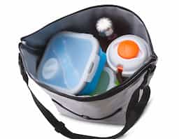 Bolsa térmica com capacidade para até 10 litros, confeccionada em tecido poliéster 300D de alta resistência. Estrutura interna com compartimento térmico soldado. Conta com bolso frontal funcional para armazenamento de itens adicionais e alça de ombro com ajuste de comprimento.

