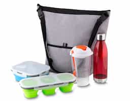 Bolsa térmica com capacidade para até 10 litros, confeccionada em tecido poliéster 300D de alta resistência. Estrutura interna com compartimento térmico soldado. Conta com bolso frontal funcional para armazenamento de itens adicionais e alça de ombro com ajuste de comprimento.

