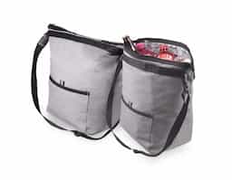 Bolsa térmica com capacidade para até 10 litros, confeccionada em tecido poliéster 300D de alta resistência. Estrutura interna com compartimento térmico soldado. Conta com bolso frontal funcional para armazenamento de itens adicionais e alça de ombro com ajuste de comprimento.

