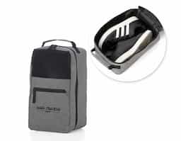 Porta tênis confeccionado em resistente tecido poliéster 300D, ideal para armazenar e transportar calçados com praticidade e organização. Possui bolso frontal para acomodar pequenos itens e alça de mão que facilita o transporte no dia a dia, viagens ou atividades esportivas. Um brinde corporativo funcional, útil e versátil para diferentes perfis de público.