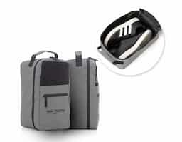 Porta tênis confeccionado em resistente tecido poliéster 300D, ideal para armazenar e transportar calçados com praticidade e organização. Possui bolso frontal para acomodar pequenos itens e alça de mão que facilita o transporte no dia a dia, viagens ou atividades esportivas. Um brinde corporativo funcional, útil e versátil para diferentes perfis de público.