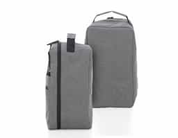 Porta tênis confeccionado em resistente tecido poliéster 300D, ideal para armazenar e transportar calçados com praticidade e organização. Possui bolso frontal para acomodar pequenos itens e alça de mão que facilita o transporte no dia a dia, viagens ou atividades esportivas. Um brinde corporativo funcional, útil e versátil para diferentes perfis de público.