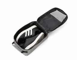 Porta tênis confeccionado em resistente tecido poliéster 300D, ideal para armazenar e transportar calçados com praticidade e organização. Possui bolso frontal para acomodar pequenos itens e alça de mão que facilita o transporte no dia a dia, viagens ou atividades esportivas. Um brinde corporativo funcional, útil e versátil para diferentes perfis de público.