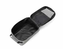 Porta tênis confeccionado em resistente tecido poliéster 300D, ideal para armazenar e transportar calçados com praticidade e organização. Possui bolso frontal para acomodar pequenos itens e alça de mão que facilita o transporte no dia a dia, viagens ou atividades esportivas. Um brinde corporativo funcional, útil e versátil para diferentes perfis de público.