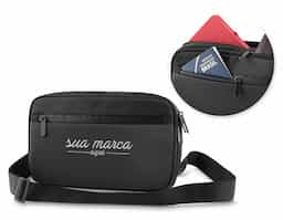 Pochete, estilo mini bolsa, com alça regulável e destacável, com três pontos de fixação da alça permite ser usada como pochete ou bolsa, bolso externo frontal, dois compartimento principais e bolso na parte de trás. Material: Poliéster 600D e PVC