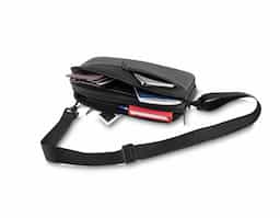 Pochete, estilo mini bolsa, com alça regulável e destacável, com três pontos de fixação da alça permite ser usada como pochete ou bolsa, bolso externo frontal, dois compartimento principais e bolso na parte de trás. Material: Poliéster 600D e PVC