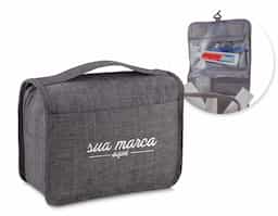Necessaire em tecido polyester, com excelente espaço interno, bolso frontal e no verso. Suporte para pendurar.