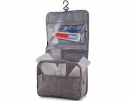 Necessaire em tecido polyester, com excelente espaço interno, bolso frontal e no verso. Suporte para pendurar.