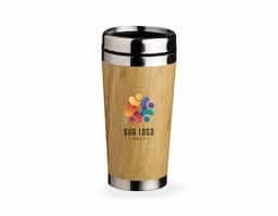Copo Bambu de 500ml, parte interna em inox. Possui tampa com compartimento que pode ser aberto para beber.