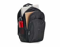 Mochila confeccionada em poliéster com compartimento para notebook. Contém compartimento grande com bolso para notebook até 15,6 polegadas, compartimento mediano com zíper, bolso frontal com ziper, alça de mão, alças de ombro e costas acolchoada com revestimento antitranspirante e bolsos laterais telados