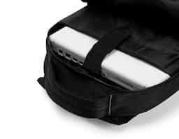 Mochila confeccionada em poliéster com compartimento para notebook. Contém compartimento grande com bolso para notebook até 15,6 polegadas, compartimento mediano com zíper, bolso frontal com ziper, alça de mão, alças de ombro e costas acolchoada com revestimento antitranspirante e bolsos laterais telados