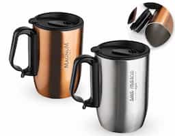 Caneca 400 ml parede dupla em Inox, com pegador de plástico, contém tampa com compartimento que ao deslizar, pode ser aberto para beber e base com EVA antiderrapante.