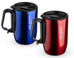 Caneca 400 ml parede dupla em Inox, com pegador de plástico, contém tampa com compartimento que ao deslizar, pode ser aberto para beber e base com EVA antiderrapante.