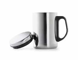 Caneca de 350ml inox com parede dupla, possui tampa com vedação e pegador plástico