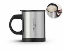 Caneca mixer 400ml em inox, possui detalhes preto em plástico resistente (inclusive a parte interna).Tampa rosqueável com uma abertura para poder ingerir o líquido, parte inferior está o compartimento onde é colocado as pilhas 2 AAA (não acompanha), basta rosquear. Para funcionamento basta apertar o botão "STIR" no cabo da caneca e a válvula interna irá começar a girar.