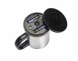 Caneca mixer 400ml em inox, possui detalhes preto em plástico resistente (inclusive a parte interna).Tampa rosqueável com uma abertura para poder ingerir o líquido, parte inferior está o compartimento onde é colocado as pilhas 2 AAA (não acompanha), basta rosquear. Para funcionamento basta apertar o botão "STIR" no cabo da caneca e a válvula interna irá começar a girar.