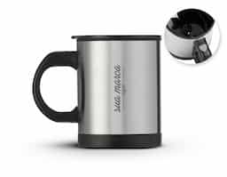 Caneca mixer 400ml em inox, possui detalhes preto em plástico resistente (inclusive a parte interna).Tampa rosqueável com uma abertura para poder ingerir o líquido, parte inferior está o compartimento onde é colocado as pilhas 2 AAA (não acompanha), basta rosquear. Para funcionamento basta apertar o botão "STIR" no cabo da caneca e a válvula interna irá começar a girar.