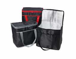 Bolsa térmica confeccionada em poliéster 420D, material resistente e adequado para uso frequente, indicada para quem precisa de amplo espaço e praticidade no transporte. Possui capacidade de 37 litros, permitindo armazenar grandes volumes de alimentos e bebidas com melhor organização. Conta com bolso frontal funcional, que facilita o acesso a itens complementares e otimiza o uso do espaço externo. Seu design robusto e utilitário favorece aplicações prolongadas, tornando-a um brinde corporativo de alto impacto, associado a durabilidade, utilidade real e forte presença no cotidiano do usuário.