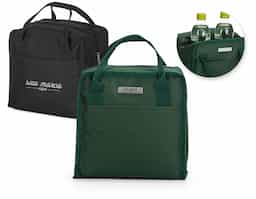 Bolsa térmica em Oxford resistente à água com fechamento em zíper e capacidade para até 7 litros. Possui revestimento interno em manta de alumínio, ideal para conservar a temperatura de alimentos e bebidas por mais tempo. Conta ainda com dois bolsos abertos, frontal e traseiro, além de um par de alças de mão para transporte. Acompanha plaquinha metálica personalizável.