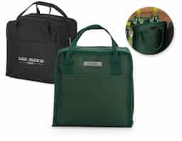 Bolsa térmica em Oxford resistente à água com fechamento em zíper e capacidade para até 7 litros. Possui revestimento interno em manta de alumínio, ideal para conservar a temperatura de alimentos e bebidas por mais tempo. Conta ainda com dois bolsos abertos, frontal e traseiro, além de um par de alças de mão para transporte. Acompanha plaquinha metálica personalizável.