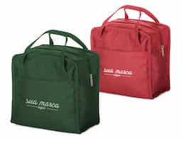 Bolsa térmica em Oxford resistente à água com fechamento em zíper e capacidade para até 7 litros. Possui revestimento interno em manta de alumínio, ideal para conservar a temperatura de alimentos e bebidas por mais tempo. Conta ainda com dois bolsos abertos, frontal e traseiro, além de um par de alças de mão para transporte. Acompanha plaquinha metálica personalizável.