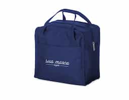 Bolsa térmica em Oxford resistente à água com fechamento em zíper e capacidade para até 7 litros. Possui revestimento interno em manta de alumínio, ideal para conservar a temperatura de alimentos e bebidas por mais tempo. Conta ainda com dois bolsos abertos, frontal e traseiro, além de um par de alças de mão para transporte. Acompanha plaquinha metálica personalizável.
