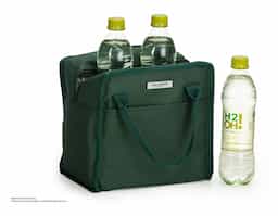 Bolsa térmica em Oxford resistente à água com fechamento em zíper e capacidade para até 7 litros. Possui revestimento interno em manta de alumínio, ideal para conservar a temperatura de alimentos e bebidas por mais tempo. Conta ainda com dois bolsos abertos, frontal e traseiro, além de um par de alças de mão para transporte. Acompanha plaquinha metálica personalizável.