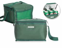 Bolsa térmica confeccionada em nylon, com capacidade de 9 litros, ideal para transportar alimentos e bebidas com praticidade. Possui bolso posterior em malha que facilita a organização de itens adicionais. Acompanha plaquinha metálica, indicada para personalização, agregando valor ao produto e tornando-o uma opção funcional para ações promocionais e brindes corporativos.