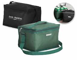 Bolsa térmica confeccionada em nylon, com capacidade de 9 litros, ideal para transportar alimentos e bebidas com praticidade. Possui bolso posterior em malha que facilita a organização de itens adicionais. Acompanha plaquinha metálica, indicada para personalização, agregando valor ao produto e tornando-o uma opção funcional para ações promocionais e brindes corporativos.
