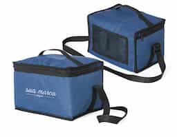 Bolsa térmica confeccionada em nylon, com capacidade de 9 litros, ideal para transportar alimentos e bebidas com praticidade. Possui bolso posterior em malha que facilita a organização de itens adicionais. Acompanha plaquinha metálica, indicada para personalização, agregando valor ao produto e tornando-o uma opção funcional para ações promocionais e brindes corporativos.