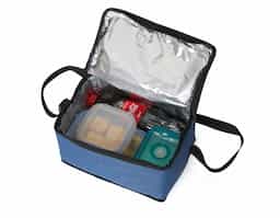 Bolsa térmica confeccionada em nylon, com capacidade de 9 litros, ideal para transportar alimentos e bebidas com praticidade. Possui bolso posterior em malha que facilita a organização de itens adicionais. Acompanha plaquinha metálica, indicada para personalização, agregando valor ao produto e tornando-o uma opção funcional para ações promocionais e brindes corporativos.